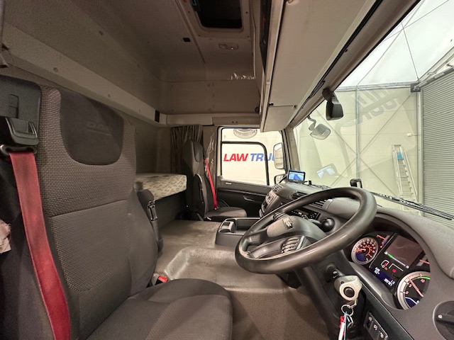 DAF CF 330 6×2 Rear Lift Sleeper Cab Curtainsider