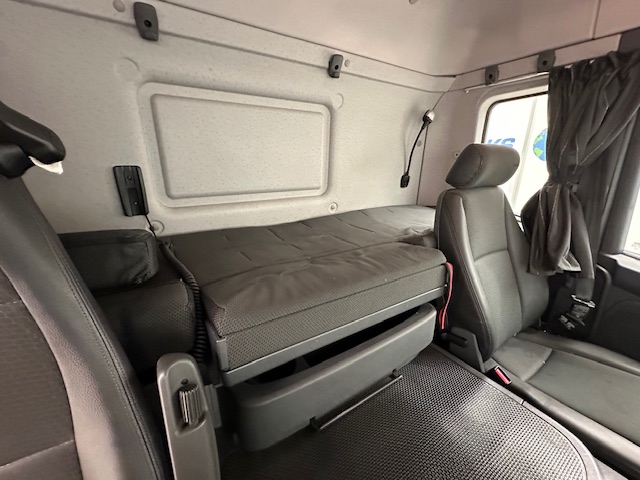 Scania P250 4×2 Sleeper Cab Box Van