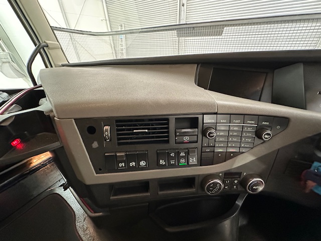 Volvo FH 500 Euro 5 6×2 Tractor Unit Safari Edition
