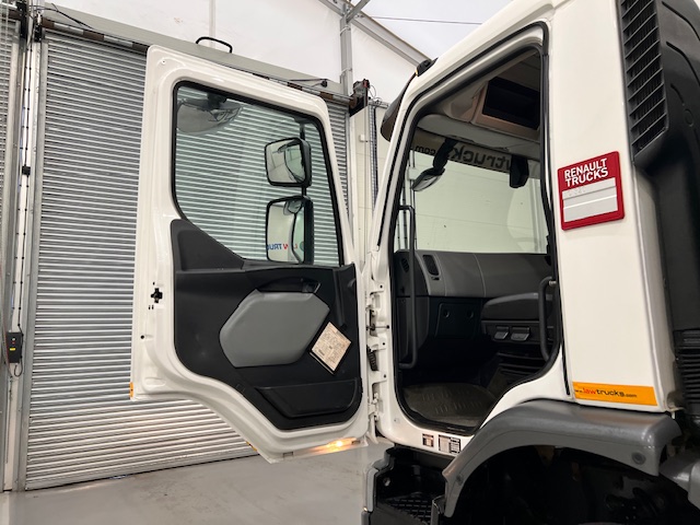 Renault C320 6×2 Day Cab Dropside with Crane