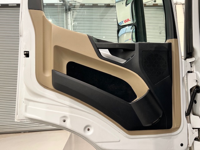 Mercedes Actros 1824 4×2 Sleeper Cab Fridge Box