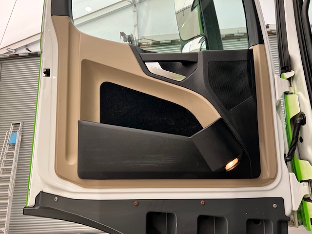 Mercedes Actros 2536 6×2 Sleeper Cab Curtainsider