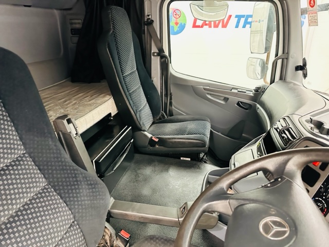 Mercedes 2543 6×2 10 Tyre Rear Lift Sleeper Cab Box Van