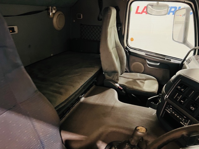 Volvo FM9 260 10 Tyre Sleeper Cab Curtainsider