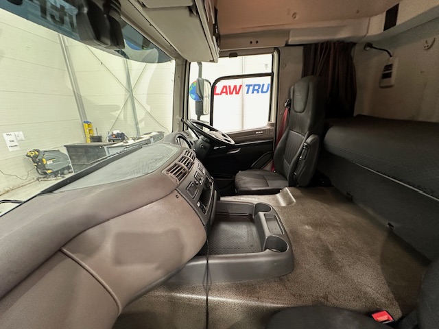 DAF CF 260 Sleeper Cab Curtainsider