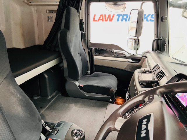 MAN TGM 18.250 Sleeper Cab Curtainsider
