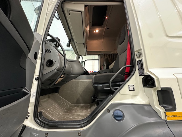 DAF CF 330 6×2 Rear Lift Sleeper Cab Curtainsider