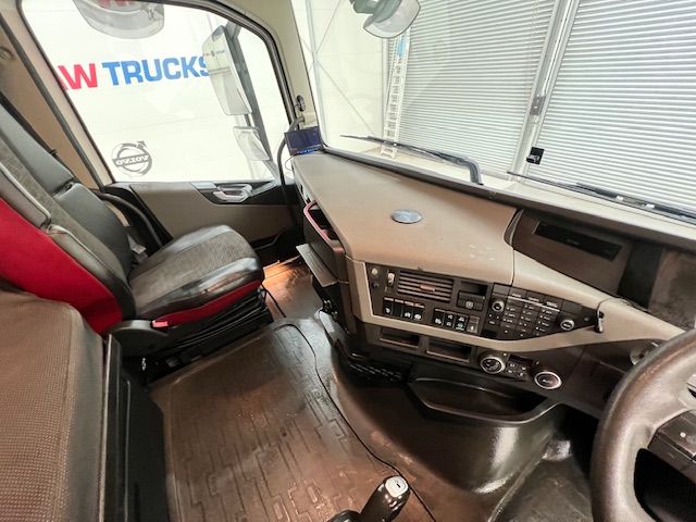 Volvo FH 460 6×2 Midlift Tractor Unit