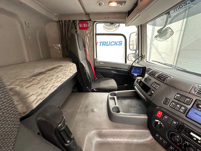 DAF CF 370 6×2 Sleeper Cab Fridge Box