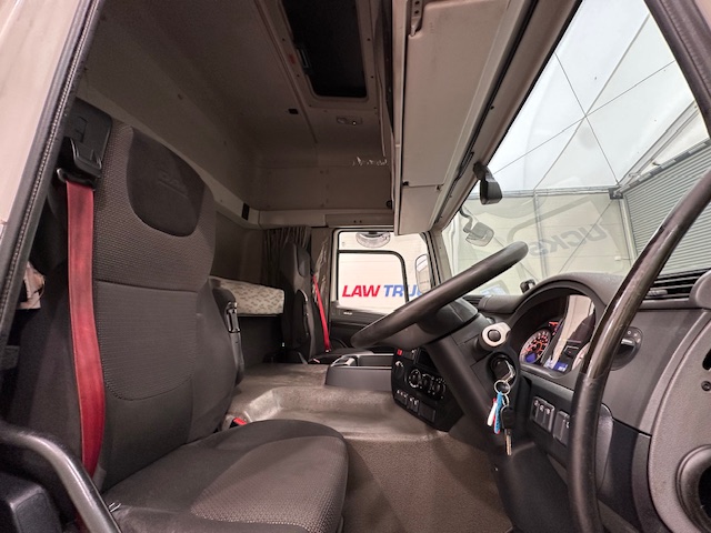 DAF CF 330 6×2 Rear Lift Sleeper Cab Curtainsider