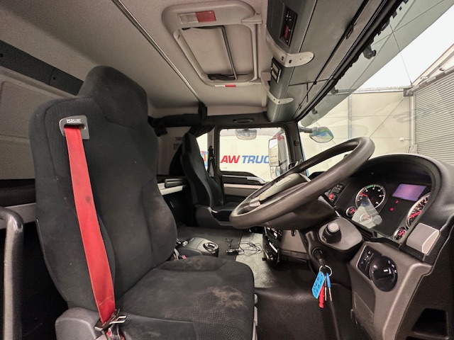 MAN TGS 26.360 6×2 Sleeper Cab Insulated Box Van