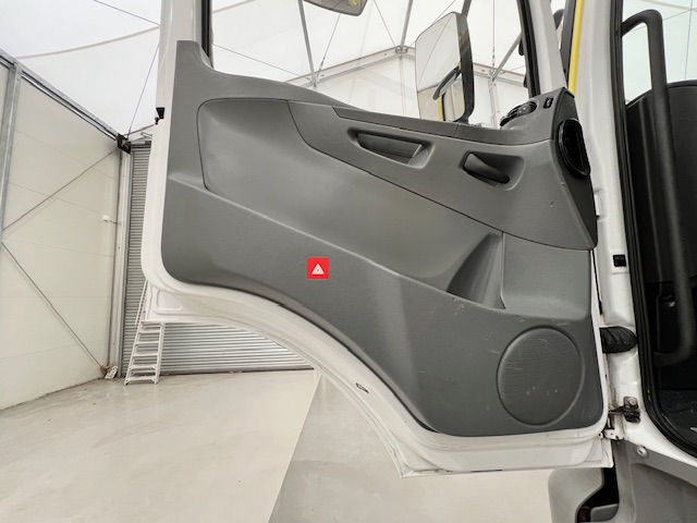 Mercedes Axor 2529 Rear Lift Brick Grab Manual