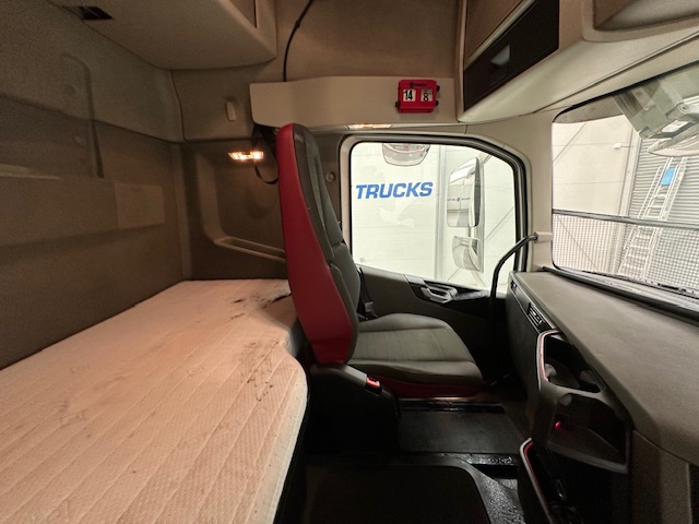 Volvo FH 500 Euro 5 6×2 Tractor Unit Safari Edition