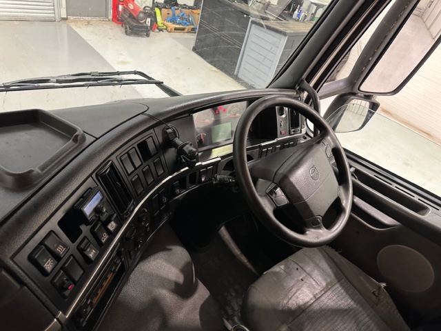 Volvo FM 300 6×2 Sleeper Cab Curtainsider