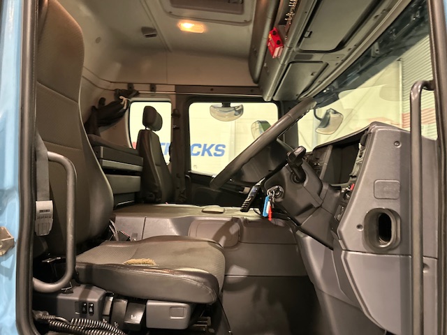 Scania P320 6×2 10 Tyre Rear Lift Insulated Box Van