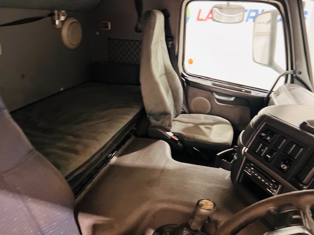 Volvo FM9 260 10 Tyre Sleeper Cab Curtainsider