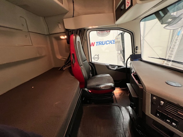 Volvo FH 460 6×2 Midlift Tractor Unit
