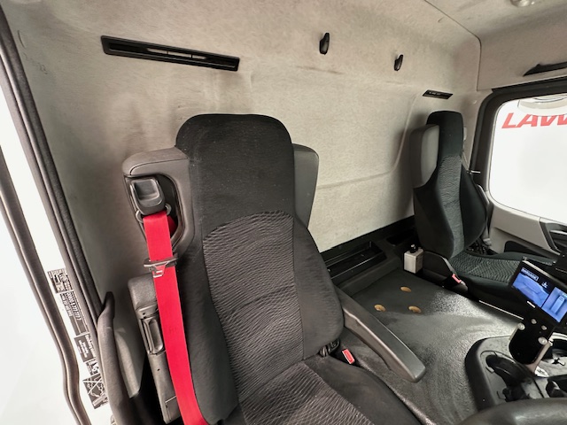 Mercedes Antos 2532 6×2 Rear Lift Day Cab Fridge Box