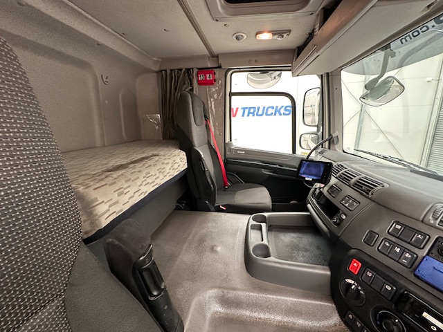 DAF CF 370 6×2 Sleeper Cab Fridge Box