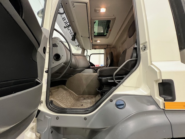 DAF CF 260 4×2 Day Cab Fridge Box