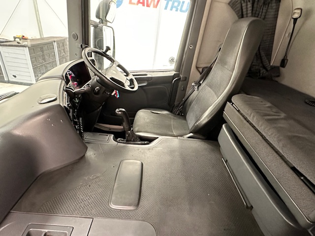 Scania P230 4×2 Sleeper Cab Curtainsider Manual