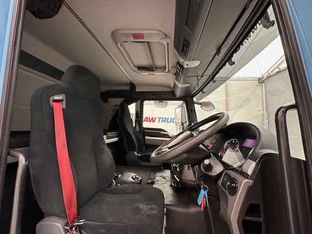 MAN TGS 26.360 6×2 Sleeper Cab Insulated Box Van