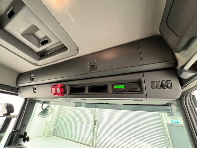 Scania P370 8×4 Sleeper Cab Skip Loader