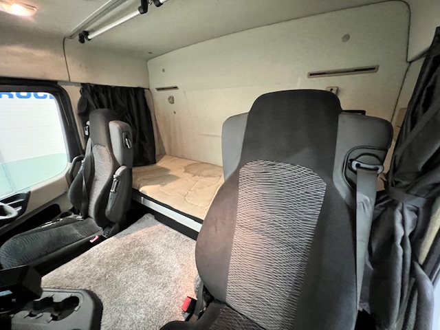 Mercedes Actros 1824 4×2 Sleeper Cab Curtainsider