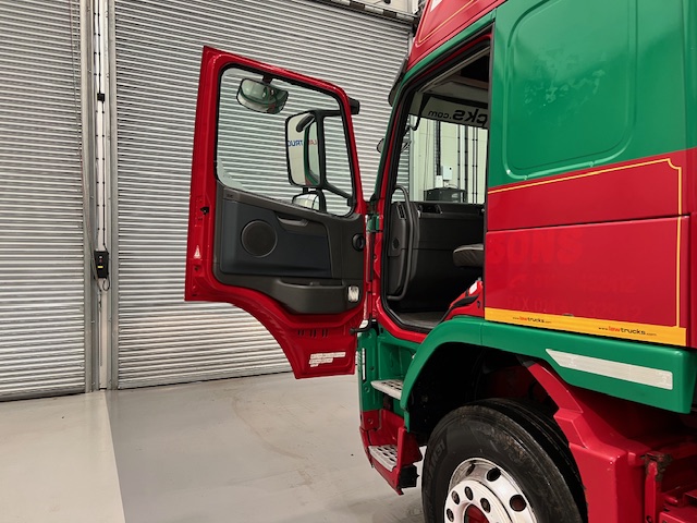 Volvo FM 450 6×2 Sleeper Cab Curtainsider