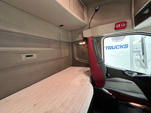 Volvo FH 500 Euro 5 6×2 Tractor Unit Safari Edition