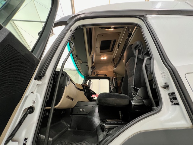 Mercedes Actros 1824 4×2 Sleeper Cab Fridge Box