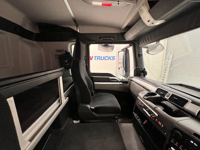 MAN TGS 26.320 6×2 Sleeper Cab Insulated Box Van