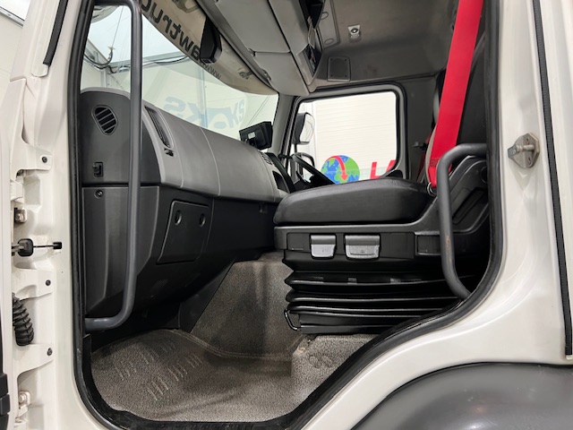 Renault C320 6×2 Day Cab Dropside with Crane