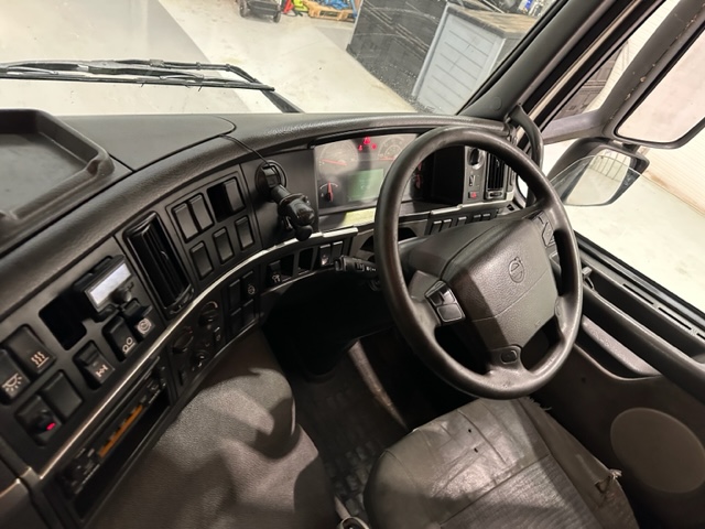 Volvo FM 300 6×2 Sleeper Cab Curtainsider