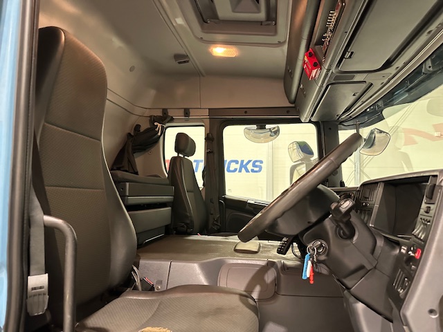 Scania P320 6×2 10 Tyre Rear Lift Insulated Box Van