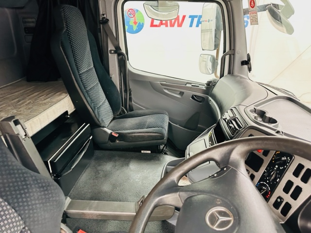 Mercedes 2543 6×2 10 Tyre Rear Lift Sleeper Cab Box Van