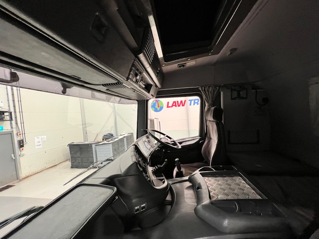 Scania P94 220 4×2 Sleeper Cab Box Van Manual