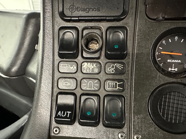 Scania 114 340 6×2 Rear Lift Day Cab Beavertail