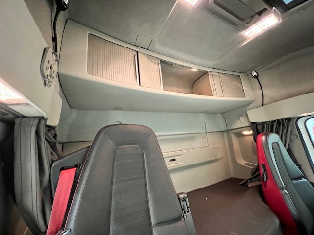 Volvo FH 460 6×2 Midlift Tractor Unit