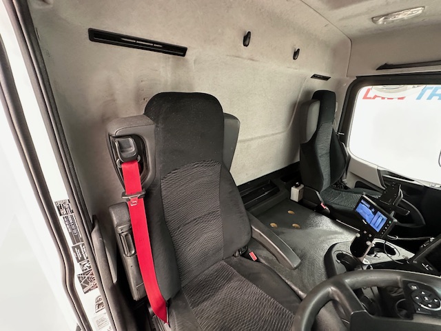 Mercedes Antos 2532 6×2 Rear Lift Day Cab Fridge Box
