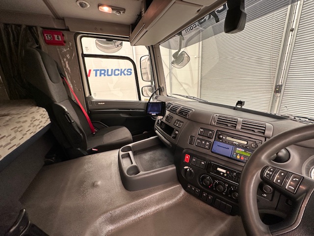 DAF CF 370 6×2 Sleeper Cab Fridge Box