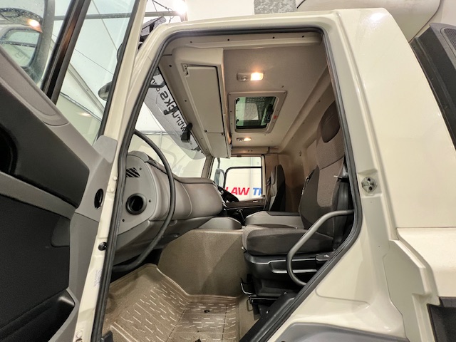 DAF CF 260 4×2 Day Cab Fridge Box