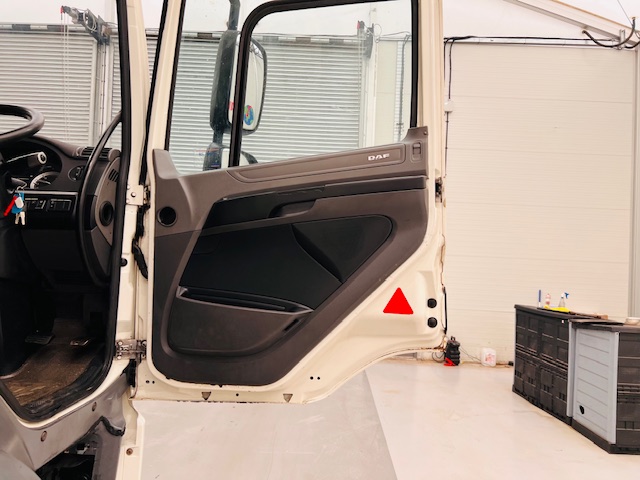 DAF CF 330 6×2 Rear Lift Fridge Box