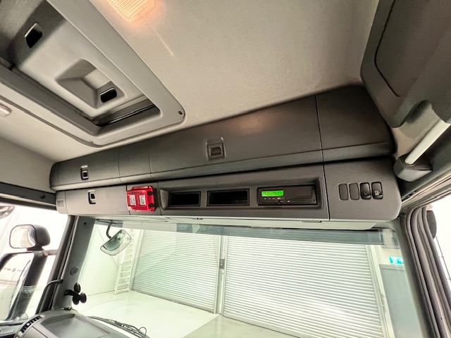 Scania P370 8×4 Sleeper Cab Skip Loader