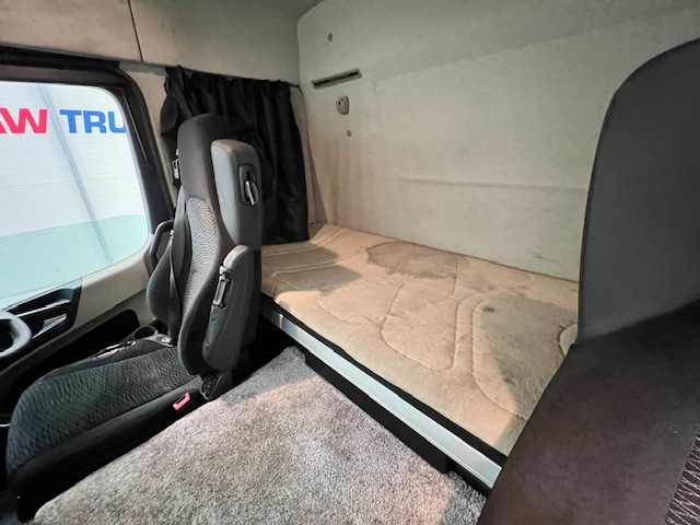 Mercedes Actros 1824 4×2 Sleeper Cab Curtainsider