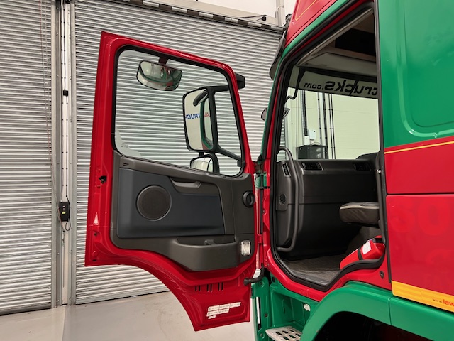 Volvo FM 450 6×2 Sleeper Cab Curtainsider