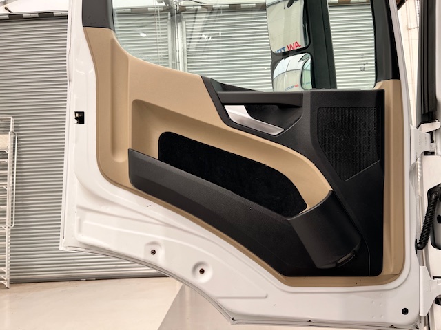 Mercedes Actros 1824 4×2 Sleeper Cab Fridge Box
