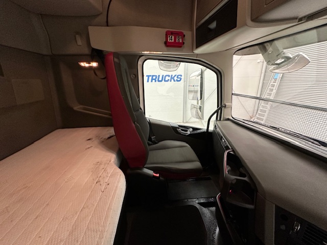 Volvo FH 500 Euro 5 6×2 Tractor Unit Safari Edition