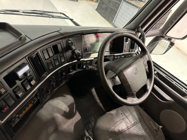 Volvo FM 300 6×2 Sleeper Cab Curtainsider