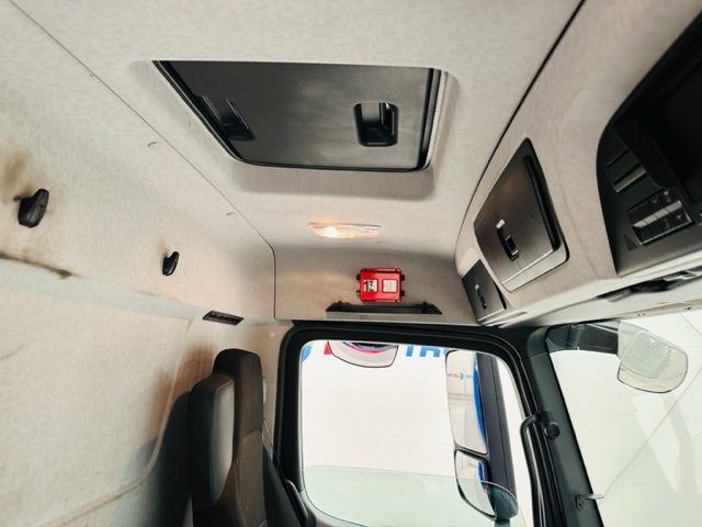 Mercedes Actros 1824 Day Cab Curtainsider